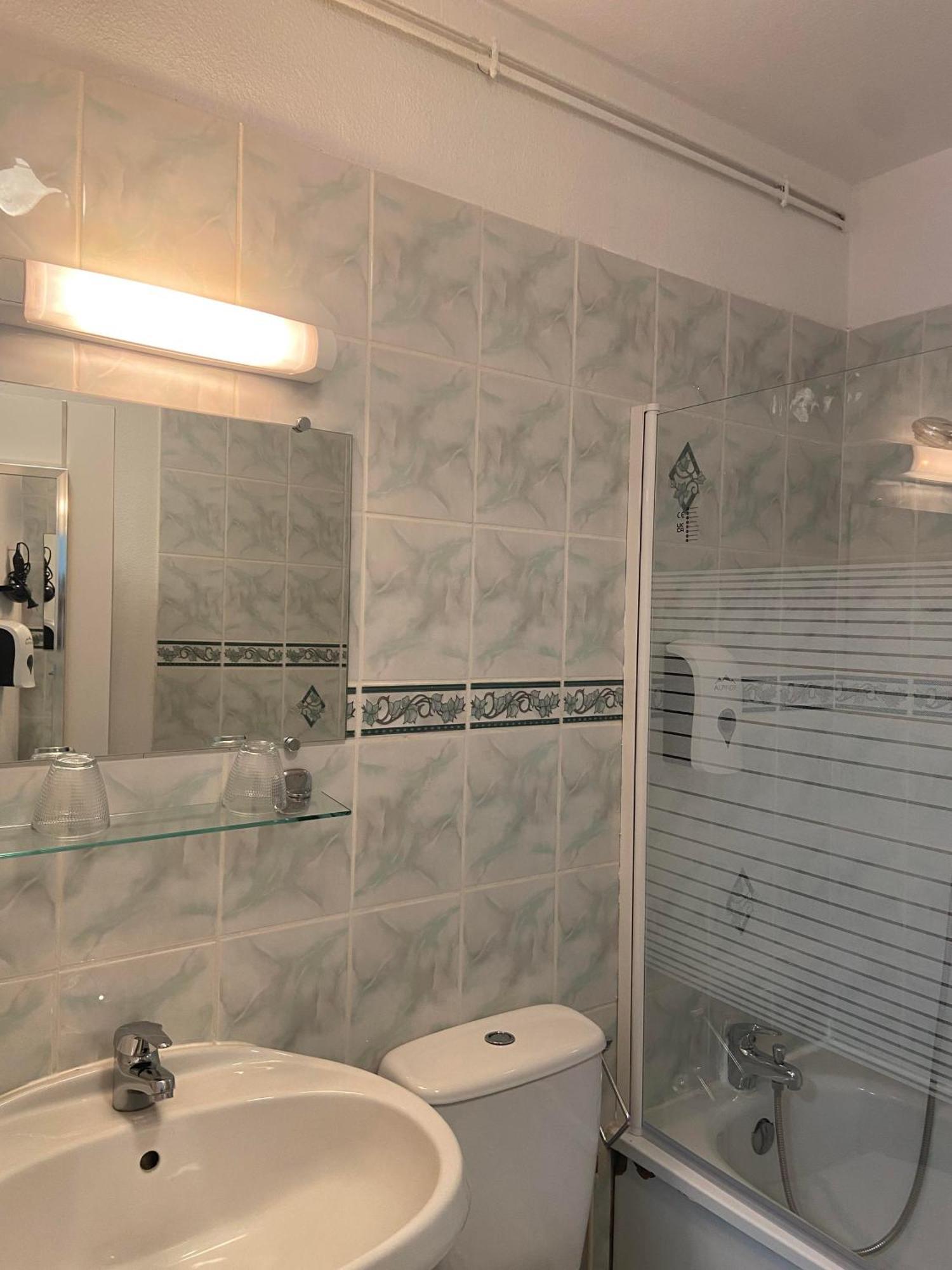 Hotel Du Cerf La Guerche-sur-l'Aubois Habitación foto