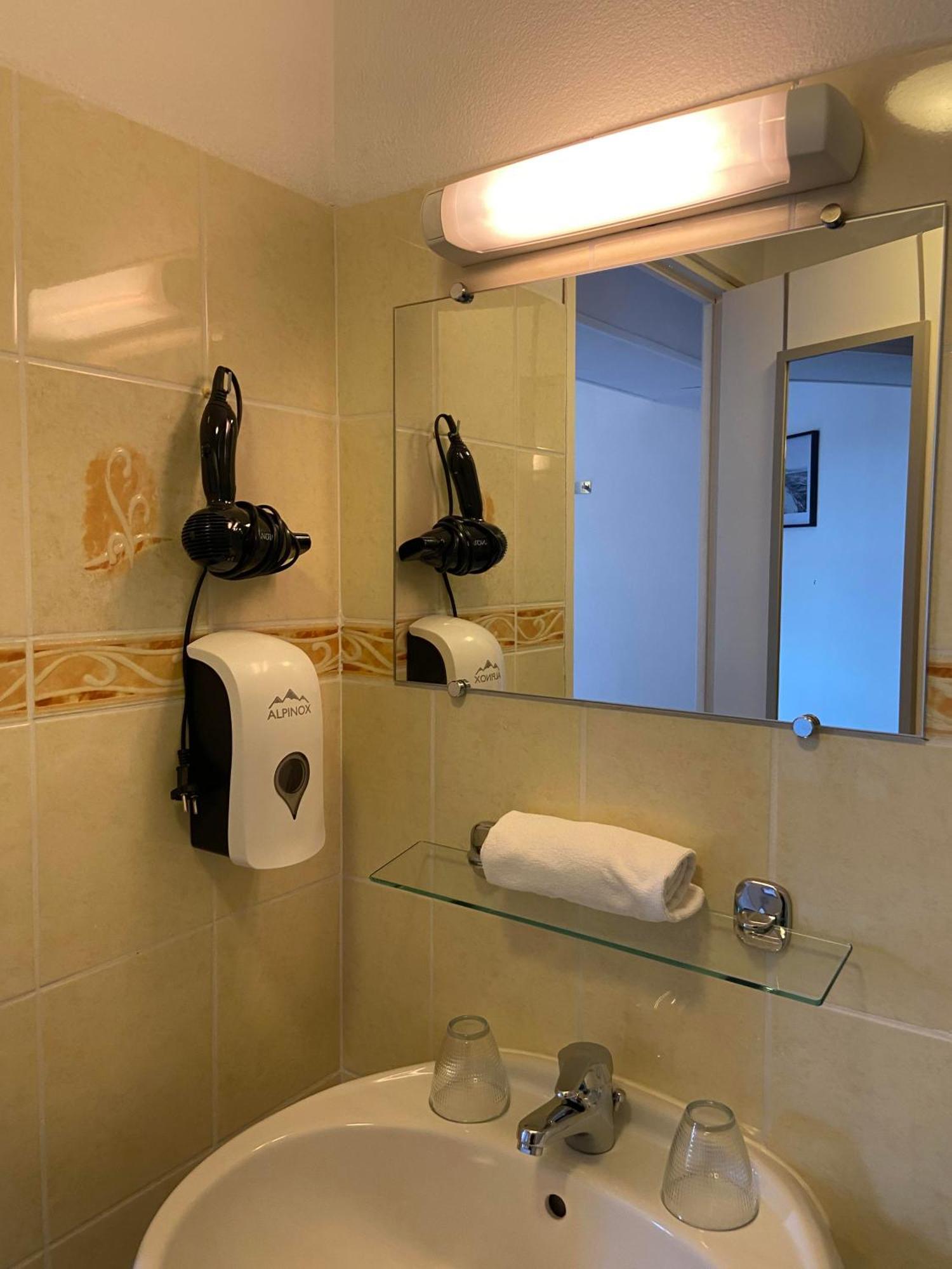 Hotel Du Cerf La Guerche-sur-l'Aubois Habitación foto